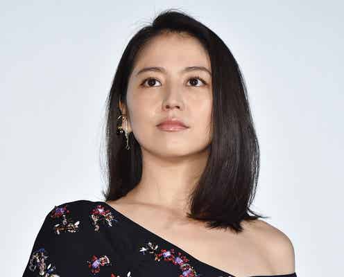 長澤まさみ、SEXYに肩出し&ミニワンピで美脚披露