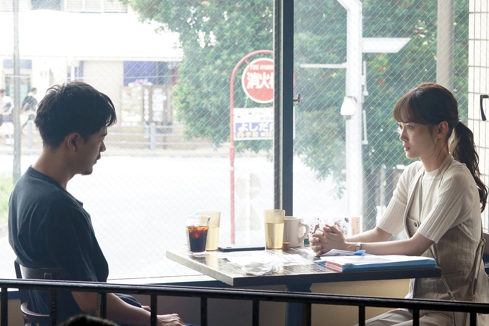 成田凌、山下美月「降り積もれ孤独な死よ」第2話より（C）井龍一・伊藤翔太／講談社（C）ytv