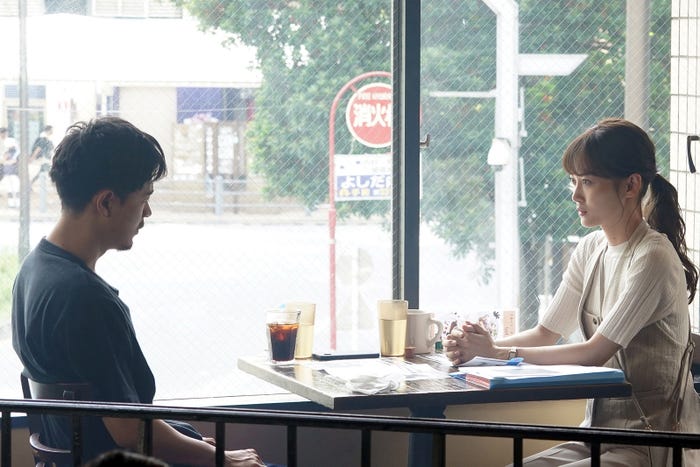 成田凌、山下美月「降り積もれ孤独な死よ」第2話より(C)井龍一・伊藤翔太/講談社(C)ytv