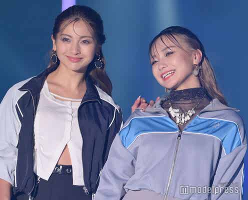 ゆきぽよ、美人妹・ゆみちぃとペアランウェイ ミニスカから美脚披露【TGC 2024 S/S】