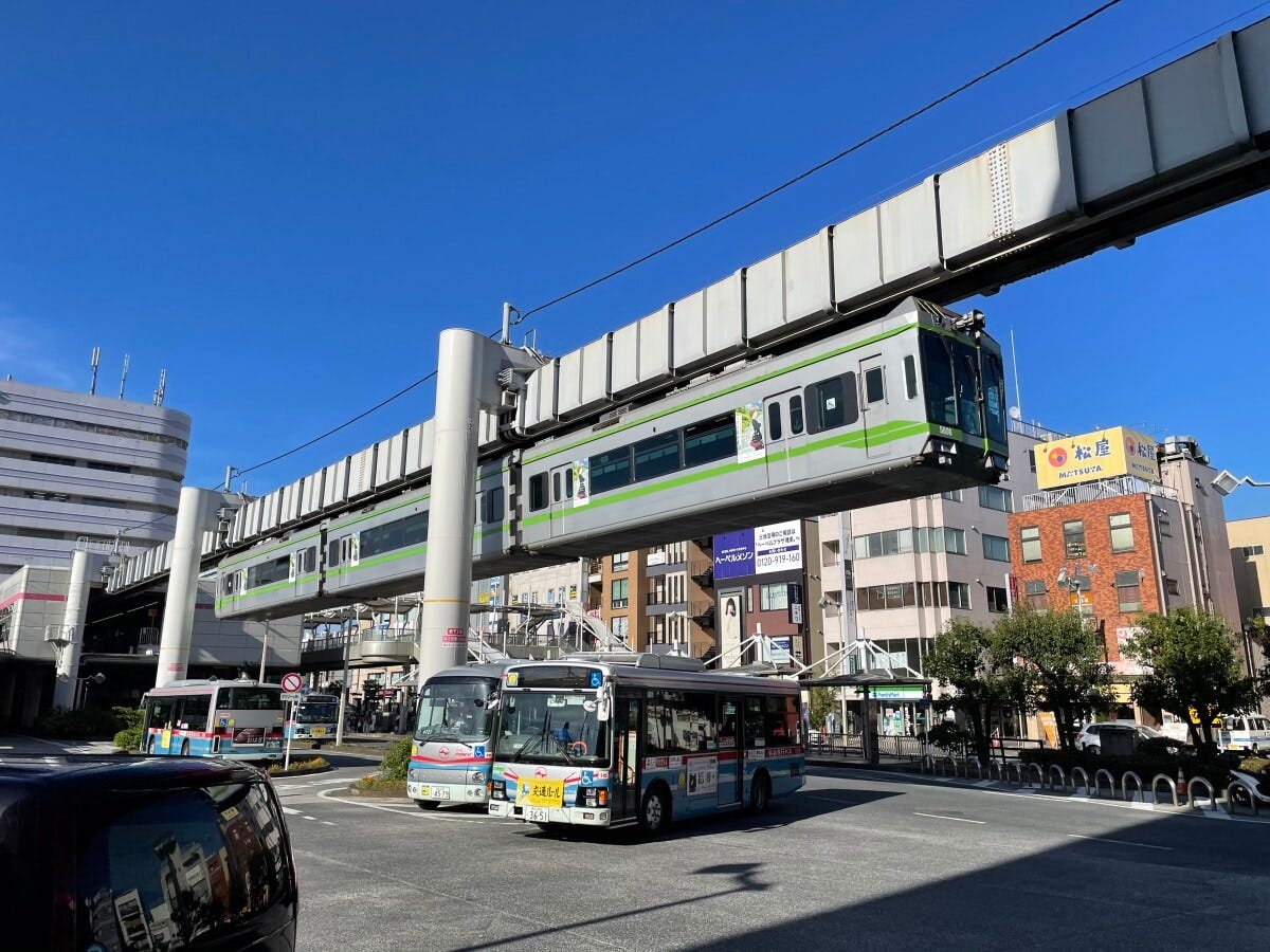 世界的にも珍しい懸垂型（ぶら下がり型）モノレールの湘南モノレール江の島線