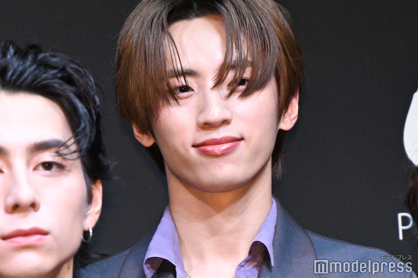 パープルのシャツを着こなす許豊凡（C）モデルプレス