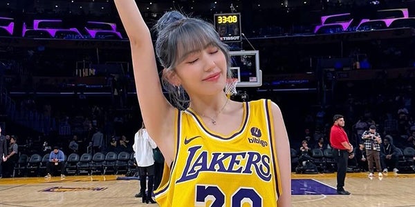 LE SSERAFIM・SAKURA、美脚輝くバスケ「レイカーズ」ユニフォーム姿