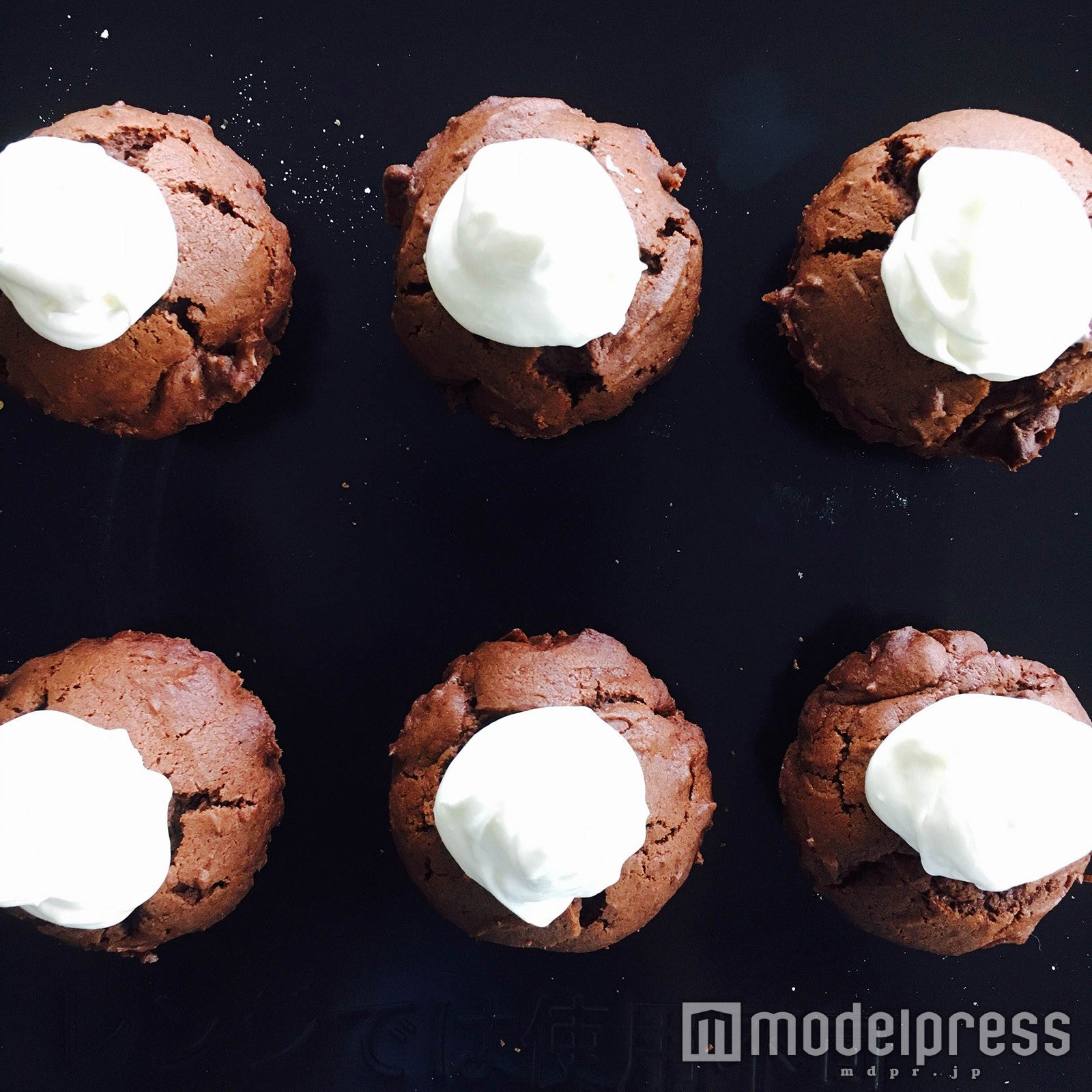 クリームチーズソースをトッピング／画像提供：柏原歩