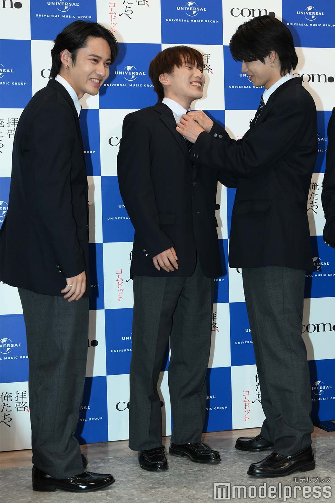 あむぎりのネクタイのズレを直すひゅうが、やまと（C）モデルプレス