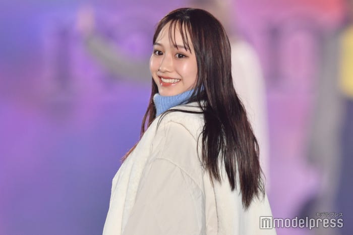 ロングヘアの重川茉弥(C)モデルプレス