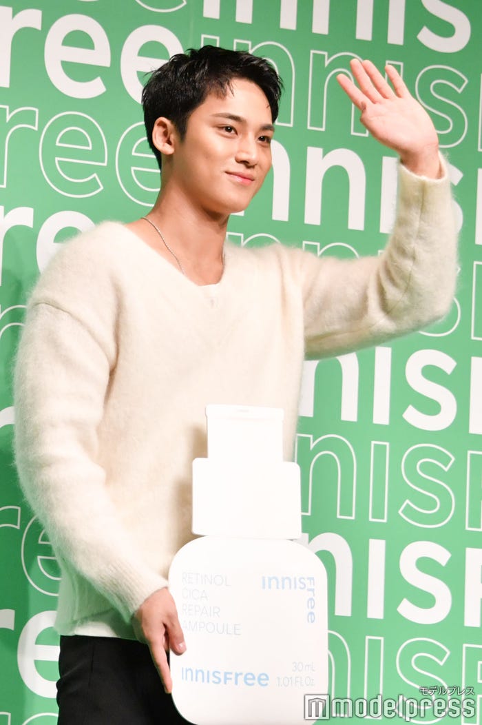 報道陣に手を振るMINGYU(C)モデルプレス