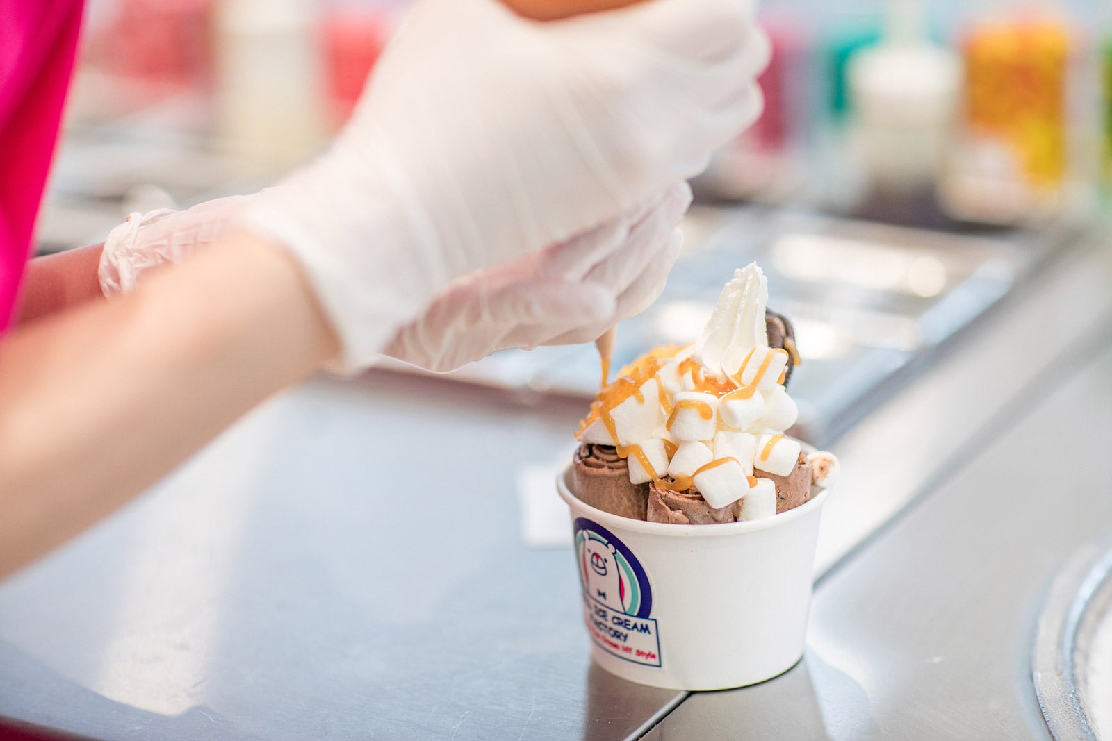 トッピングやソースをデコレーション／画像提供：株式会社Something NEW