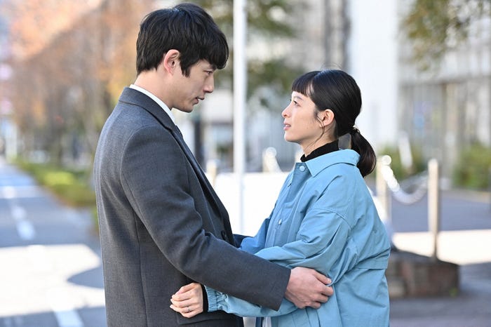 坂口健太郎、清野菜名/「婚姻届に判を捺しただけですが」第8話より(C)TBS