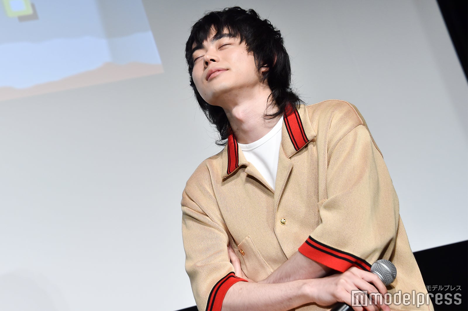 田島直弥が披露した野沢雅子のモノマネを目を閉じ聞く菅田将暉（C）モデルプレス