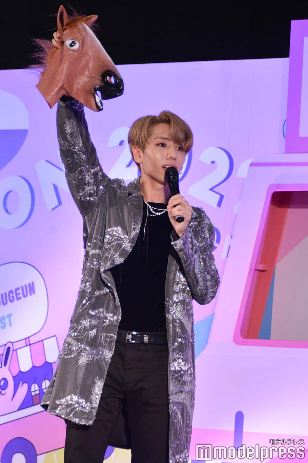 馬の被り物を選んでしまった浦野秀太 （C）モデルプレス