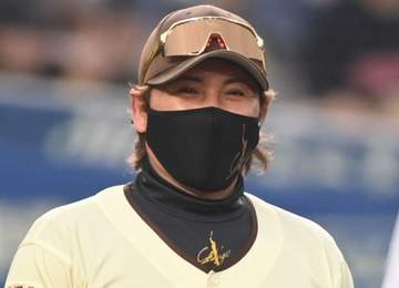 えっまさかの変顔！？「顔が笑」「そんな事するんですね」日本ハム・新庄監督が紅白戦開催予告→紅白戦先発2投手が胸ぐらつかみ合う姿に反響「面白い」