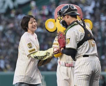 虎党あいみょんが阪神・坂本の取材中に登場「勝ってよかったぁ～。マジギリ女神」坂本も安ど「負けたら『来たからだ』って言われるから」