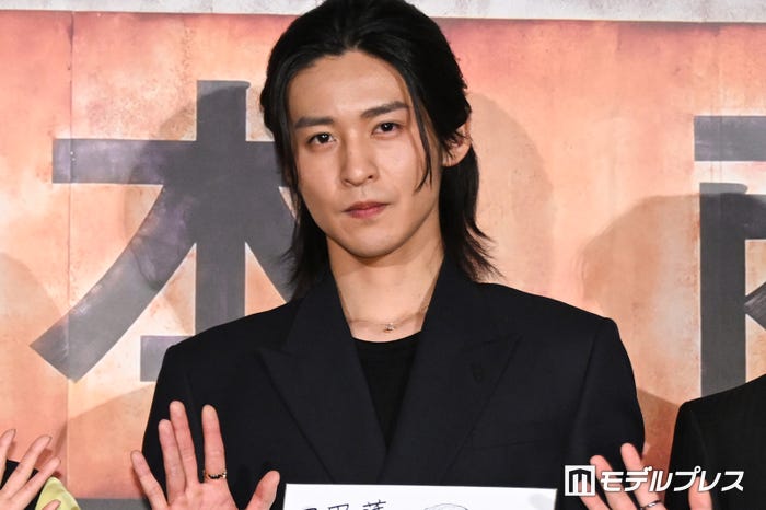 色紙を1秒たりとも離さない目黒蓮(C)モデルプレス