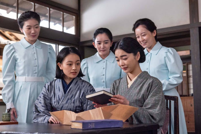 東野絢香、上坂樹里、村上穂乃佳、見上愛ら「風、薫る」第130話(C)NHK