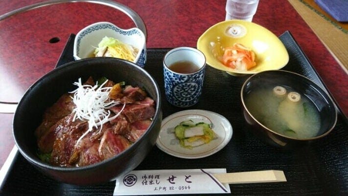 能登の食材にこだわり、能登産の器や箸を使うなどの条件をクリアした料理だけが名乗れる「能登丼」。 肉料理、魚料理などバリエーションも豊富です。画像は和風グリル瀬戸の能登牛丼(2019年7月撮影)