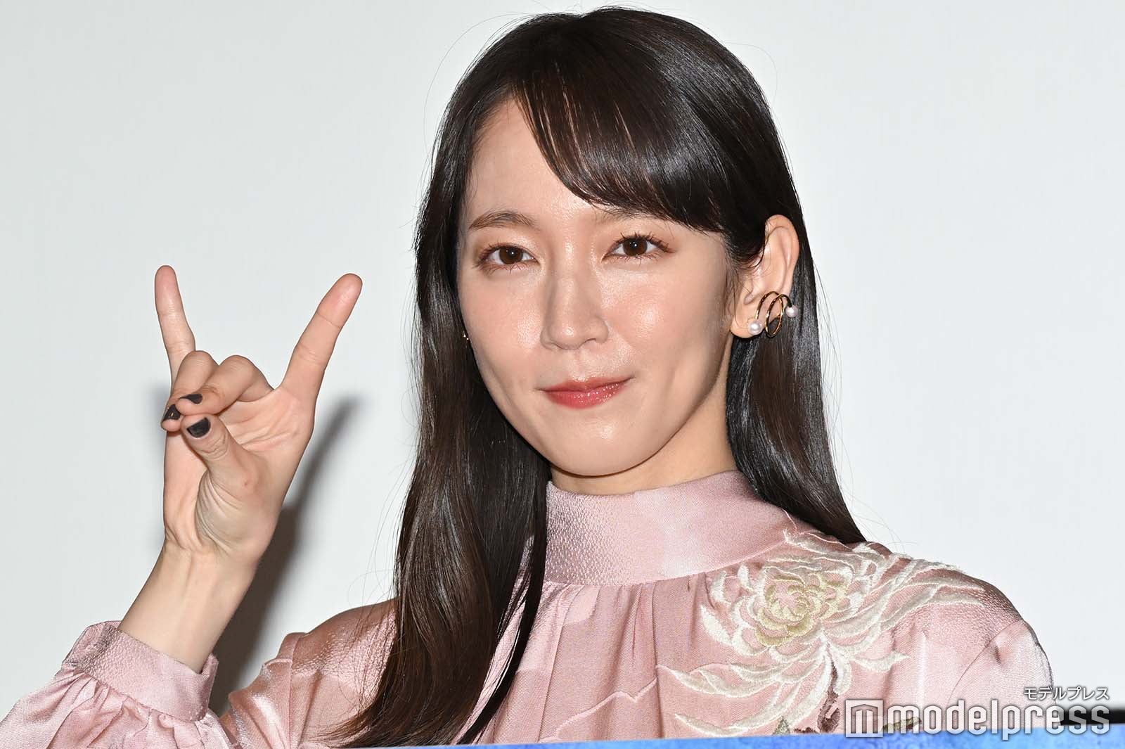 ポーズを決める吉岡里帆 （C）モデルプレス