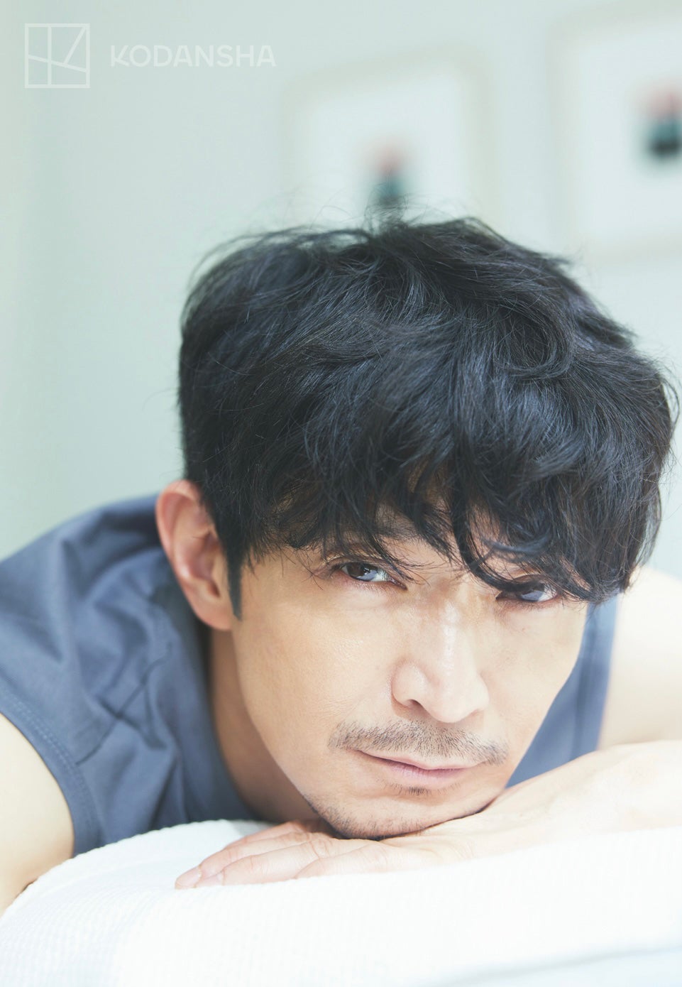 津田健次郎、ブラックスーツで大人の色気 写真集「ささやき」表紙解禁