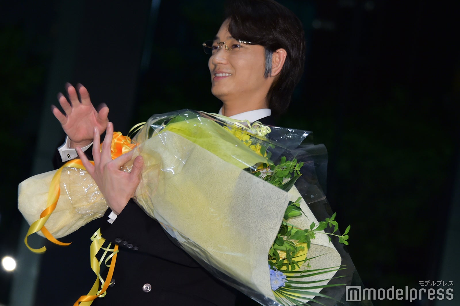 花束を持っていても周りのスタッフに大きな拍手（C）モデルプレス