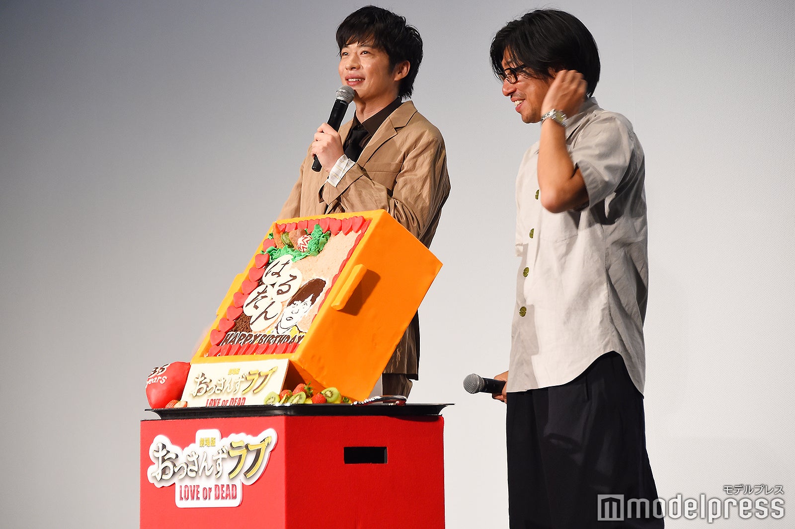 OL民からのバースデーソングに感激の田中圭（左）と瑠東東一郎監督（右）／（C）モデルプレス