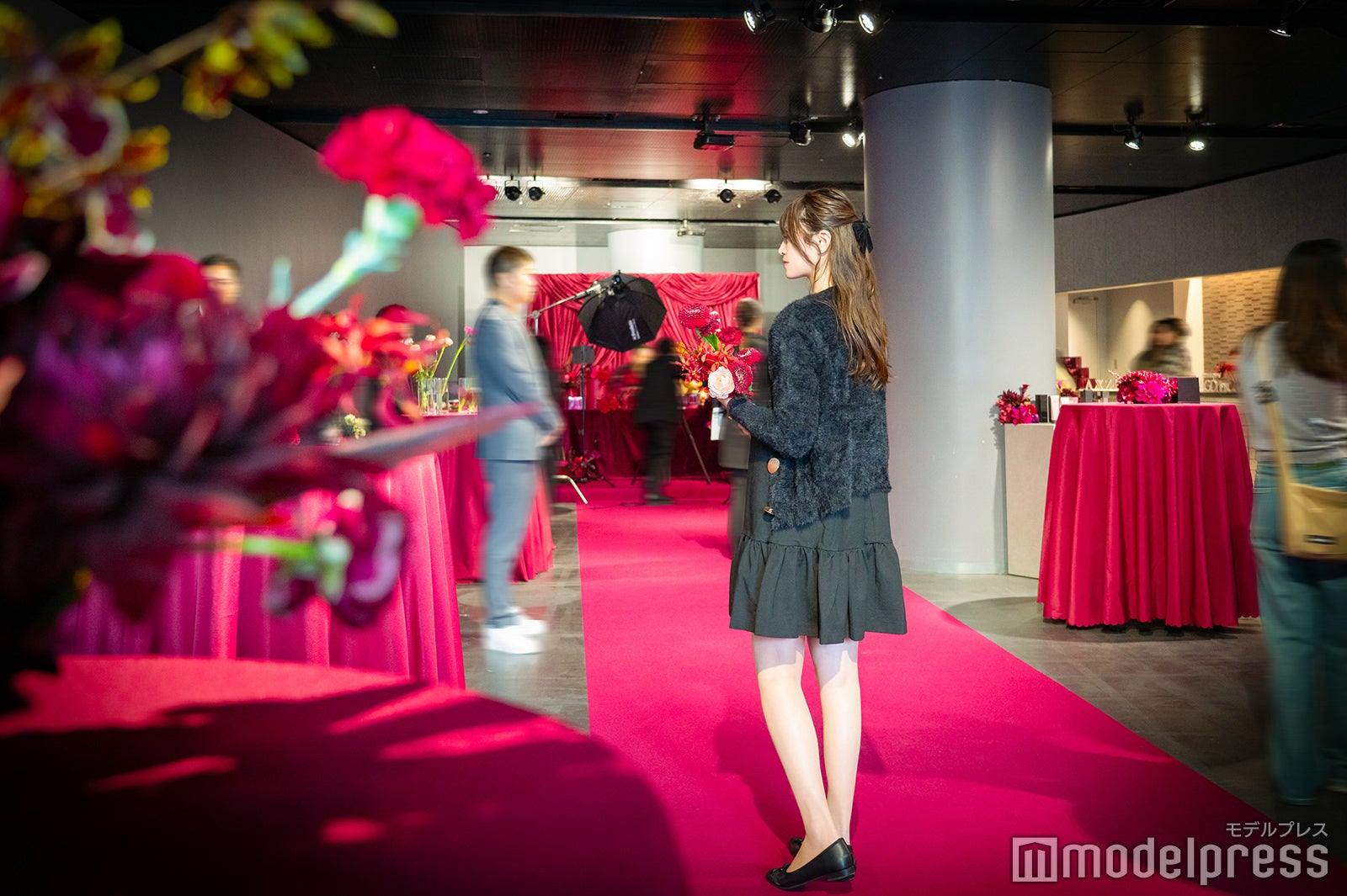 カシスカラーのレッドカーペット（C）モデルプレス