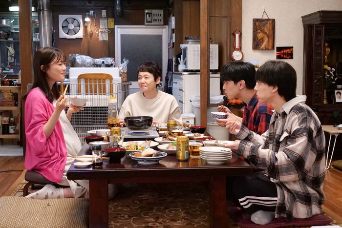 (左から)生田絵梨花、大竹しのぶ、吉沢亮、高杉真宙「PICU 小児集中治療室」第3話より(C)フジテレビ