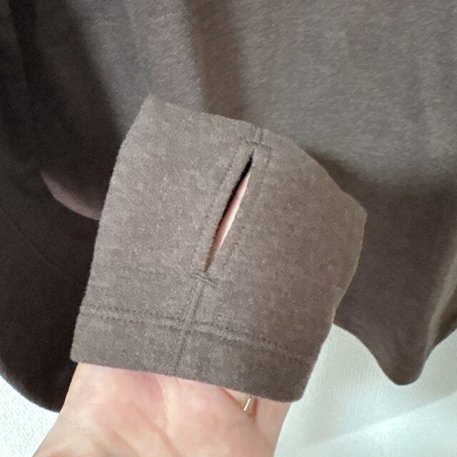 GUウォームスムースクルーネックTのアームホール部分