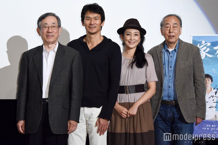 (左から)大森青児監督、伊原剛志、田中美里、岸部一徳(C)モデルプレス