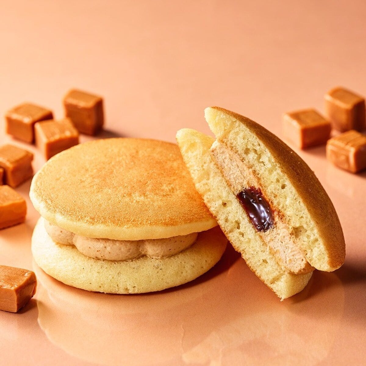 キャラメルホイップとソースが挟まったパンケーキとキャラメル