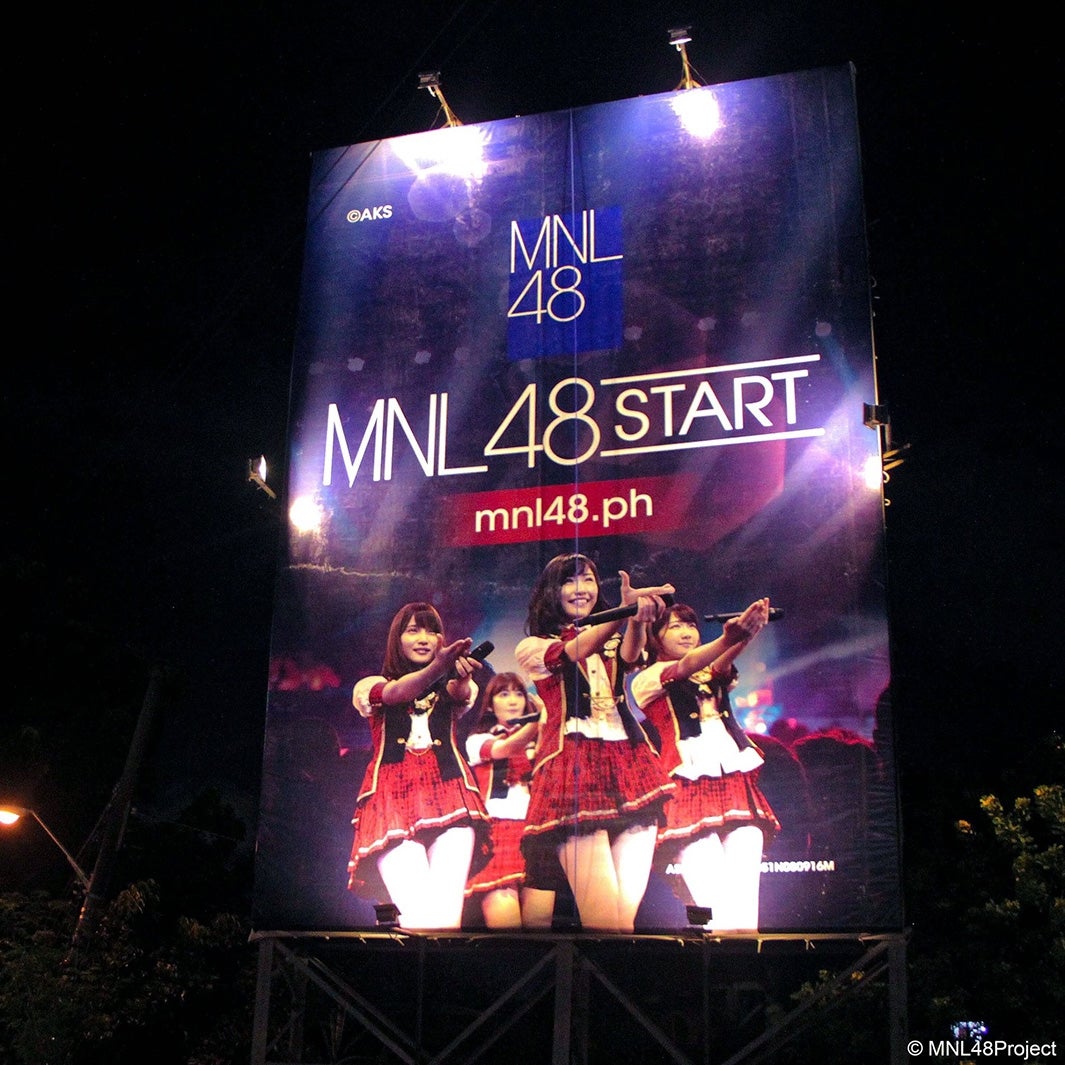 マニラの街頭のMNL48ビルボード／（C）Hallohallo Entertainment Inc.