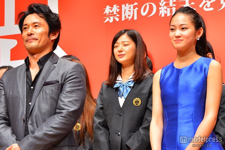 内野聖陽（左）、吉本実憂（右）