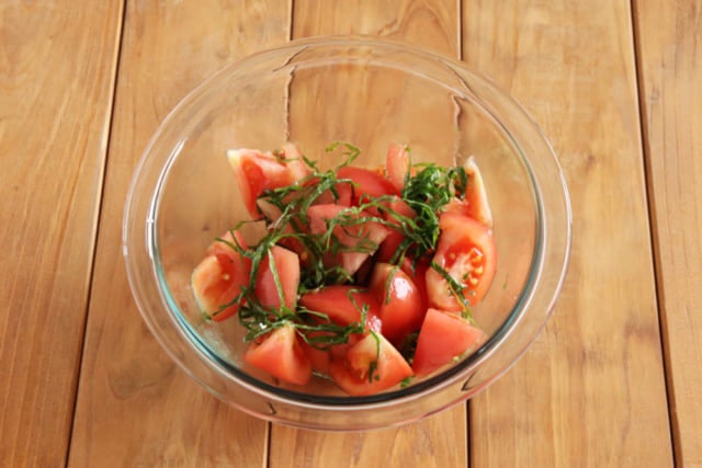 プロセスカットトマトと大葉を和えているところ