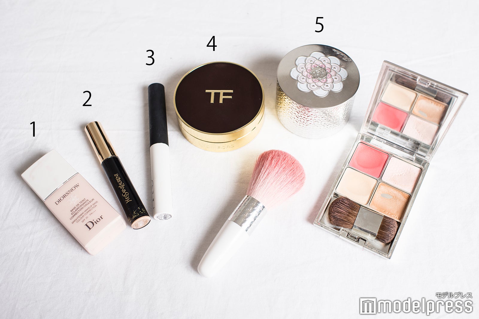 桃月なしこのメイクポーチ：ベースメイク （C）モデルプレス