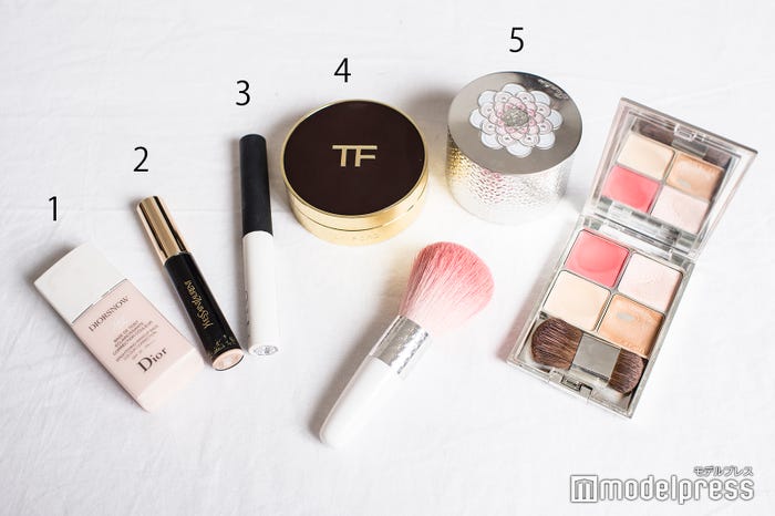 桃月なしこのメイクポーチ:ベースメイク (C)モデルプレス