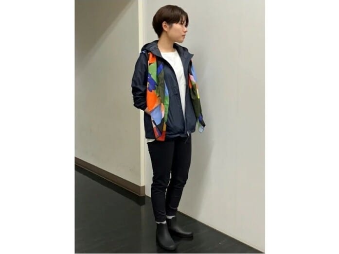 UVカット効果のある撥水パーカにビタミンカラーの差し色をプラス　出典：WEAR