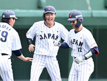 侍ジャパンが13得点の大勝発進！阪神勢だけで11打点！4番・佐藤輝明が3安打5打点の大暴れ 正捕手争う坂本誠志郎に一発 井端監督もベンチで驚きの表情
