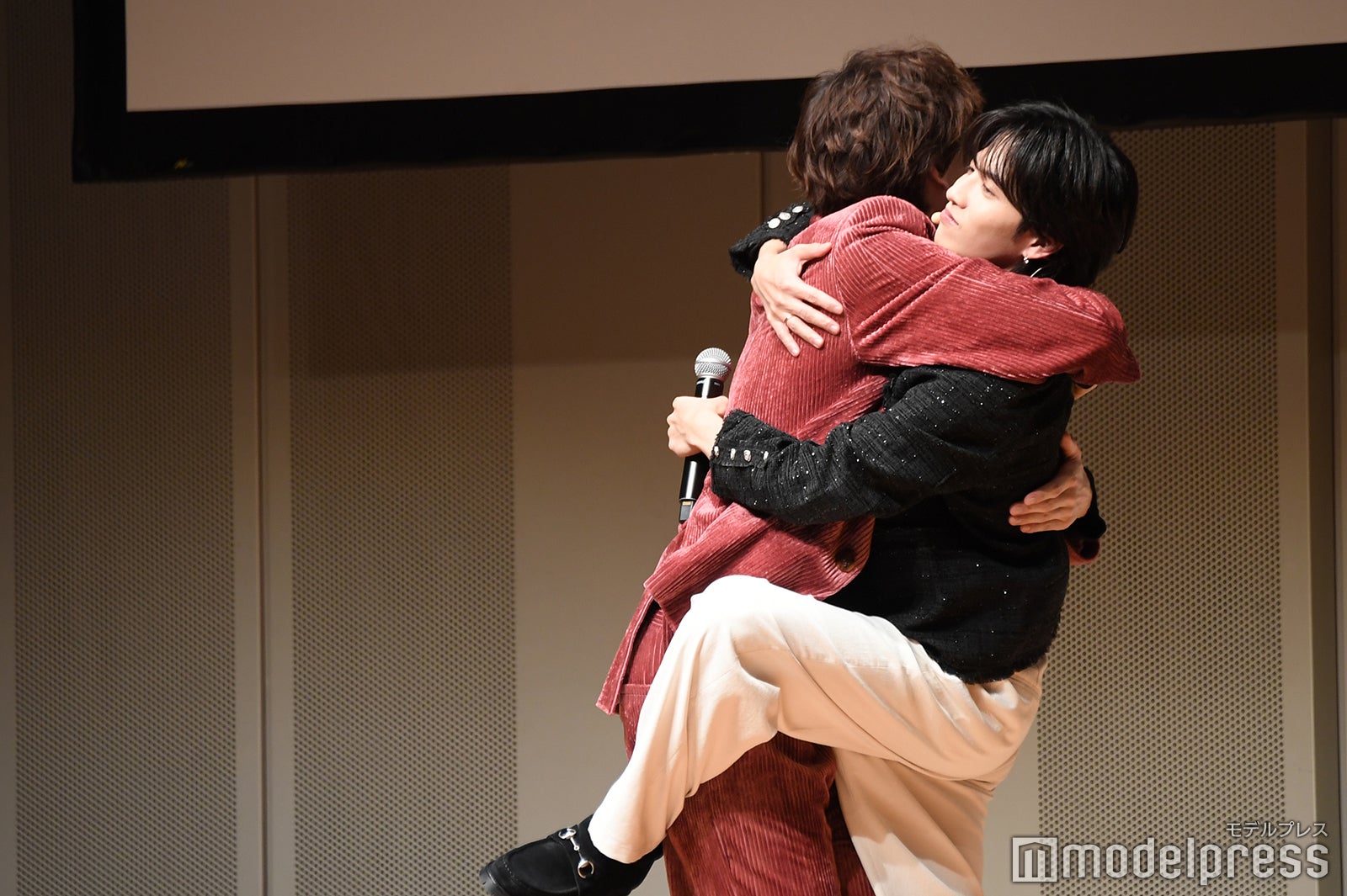 コアラのように城田優に抱きつく志尊淳（C）モデルプレス