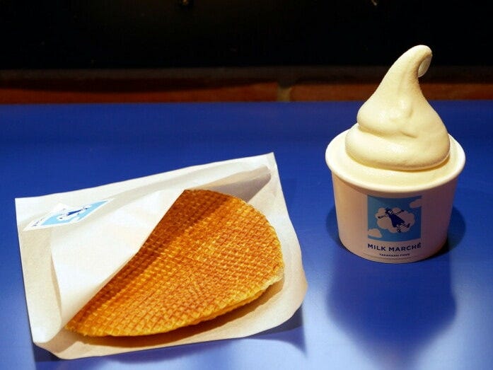 バターゴーフレット（プレーン、税込390円）、4.0牛乳のソフトクリーム（税込400円）