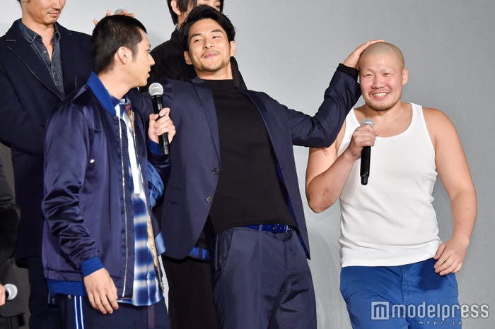 W坊主をなでなでする鈴木貴之(中央)/(C)モデルプレス