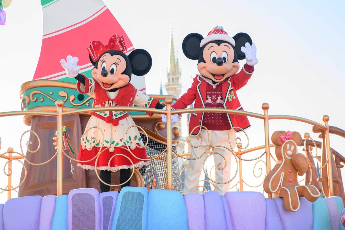 昼のパレード「ディズニー・クリスマス・ストーリーズ」のミッキーマウスとミニーマウス