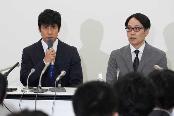 西島秀俊、正名僕蔵/「真犯人フラグ」第4話より(C)日本テレビ