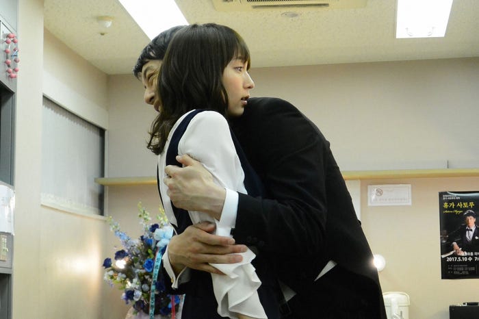吉岡里帆、坂口健太郎/「ごめん、愛してる」第1話より(画像提供:TBS)
