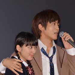 映画「今日、恋をはじめます」初日舞台挨拶を行った武井咲（左）と松坂桃李（右）