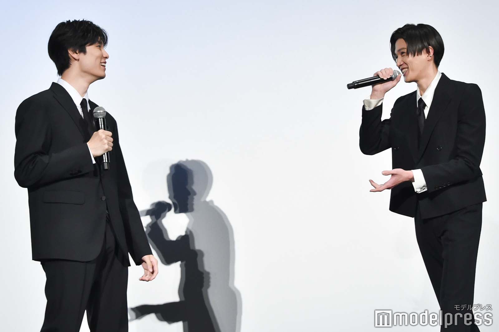 トークで盛り上がる萩原利久、八木勇征（C）モデルプレス