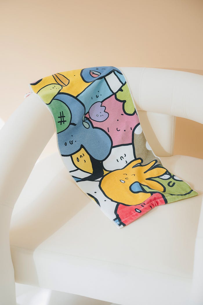 なえなのオフィシャルグッズ「にぎやかタオル」(提供写真)