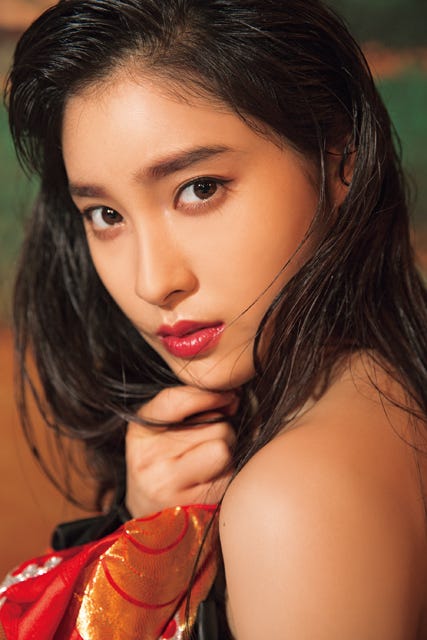 土屋太鳳2nd写真集「初戀。」(東京ニュース通信社刊)