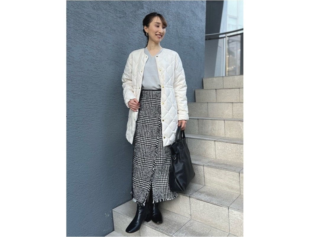 機能的な薄手のキルティングコートはノーカラーですっきり　出典：WEAR