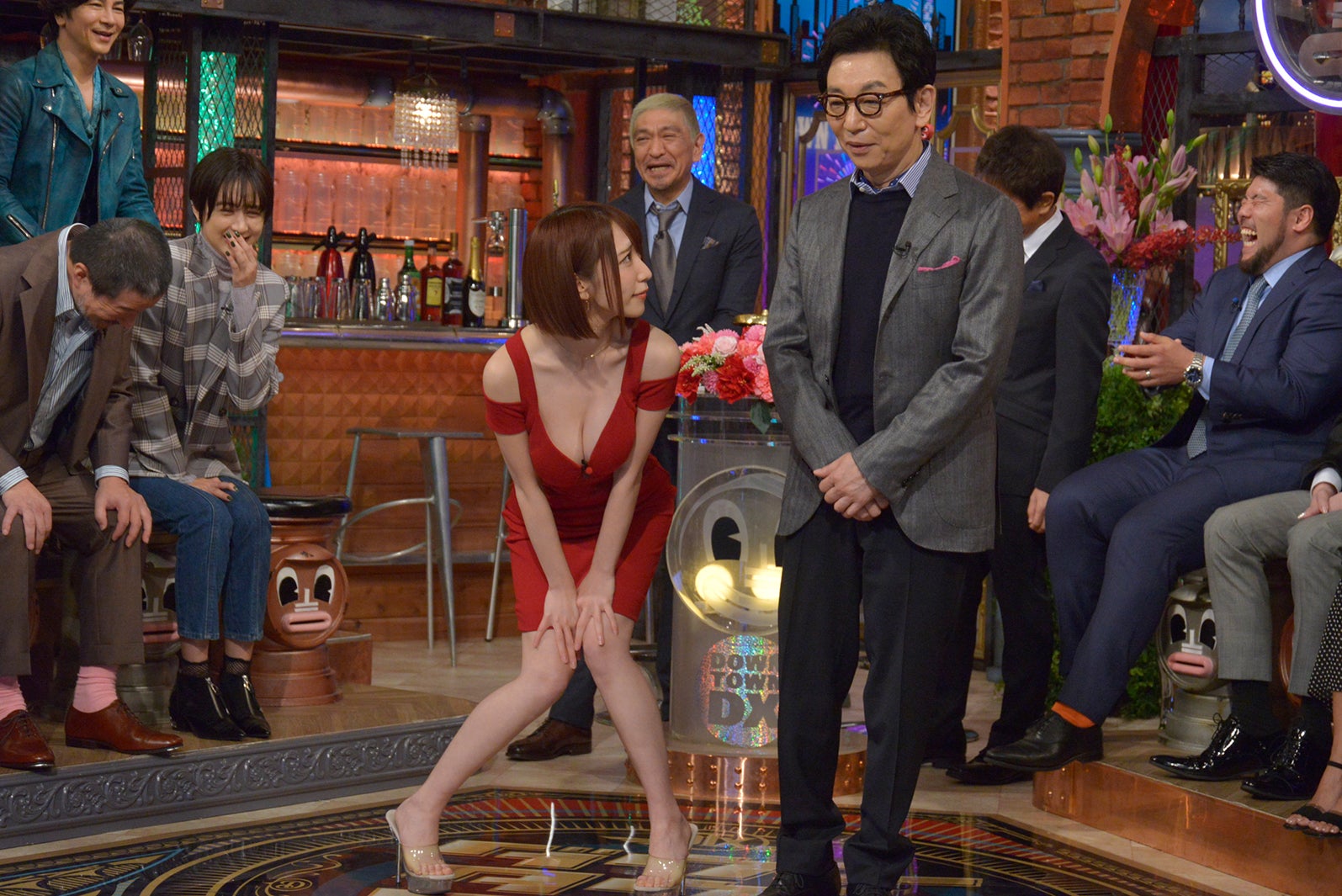 （左から）清水あいり、古舘伊知郎／2020年1月9日放送「ダウンタウンDXDX」より（C）読売テレビ