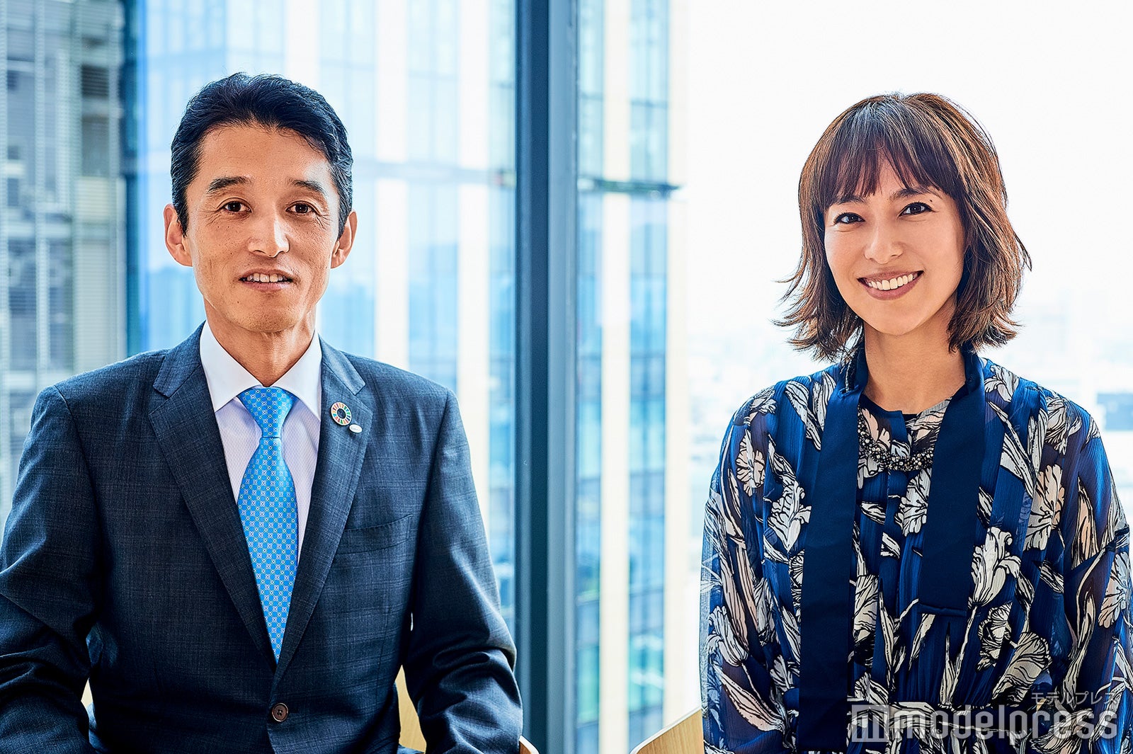 （左から）井上英治氏、小泉里子（C）モデルプレス