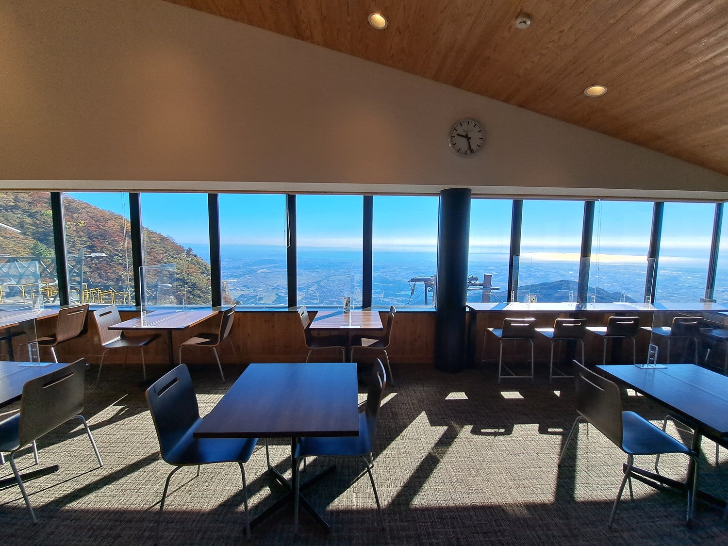 絶景が目の前一杯に広がる窓際席がおすすめ／提供画像